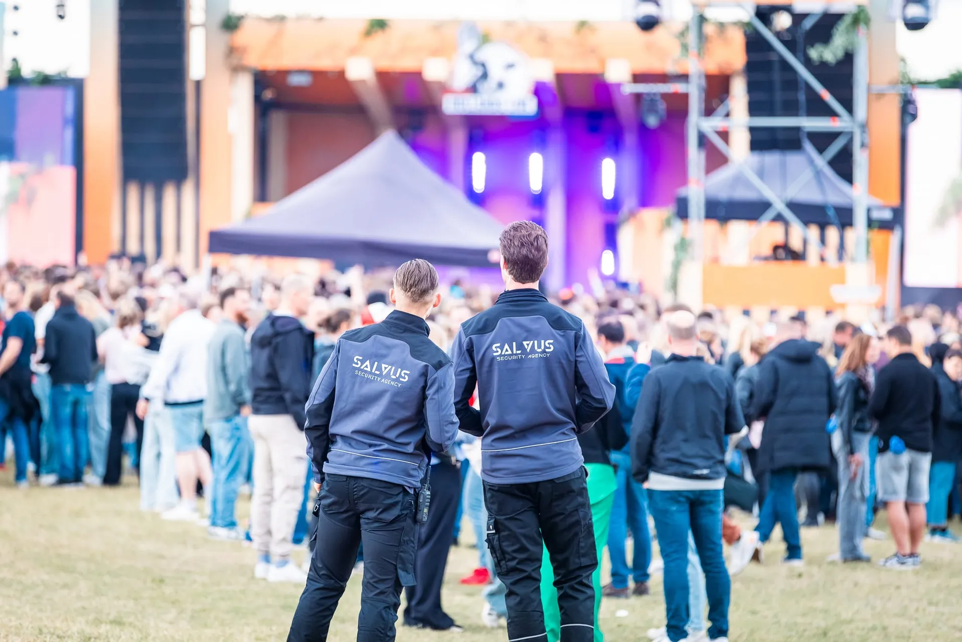 Salvus-beveiligers overzien de menigte voor het hoofdpodium van Hollands Live